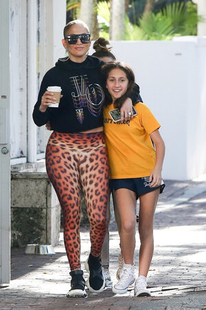jennifer-lopez-daughter-emme-backgrid-post-2.jpg