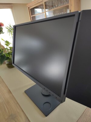monitor-rechts.jpg monitor-rechts.jpg