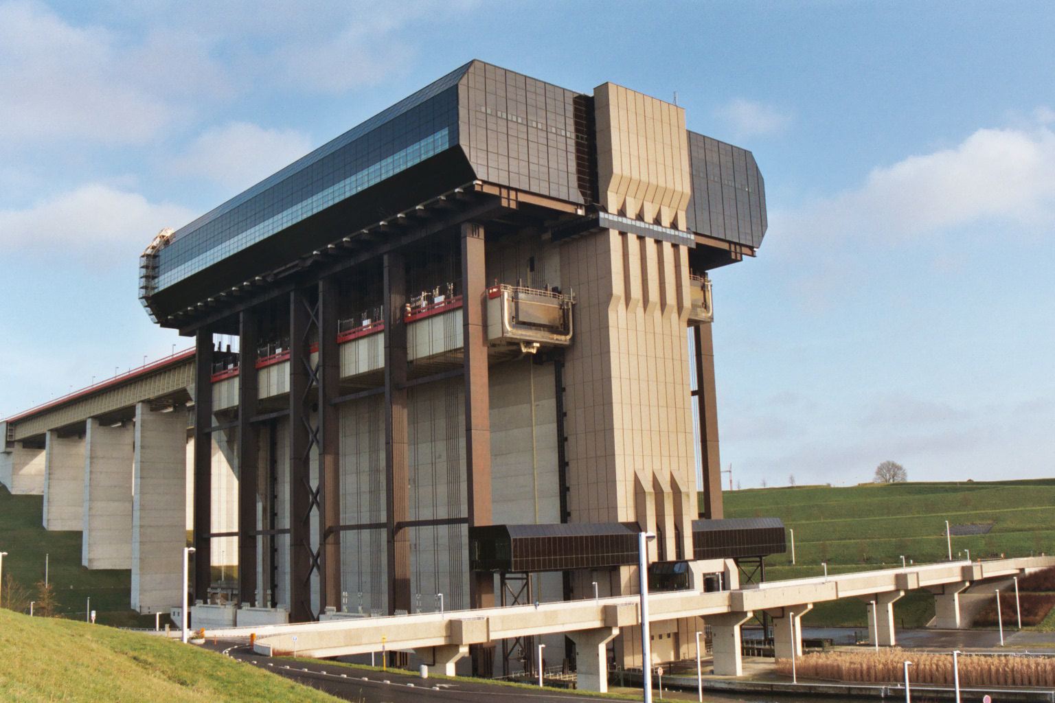 Ascenseur_funiculaire_de_Strepy-Thieu.jpg