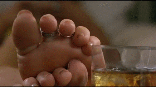 bridget-fonda-toes-jackie-brown.gif
