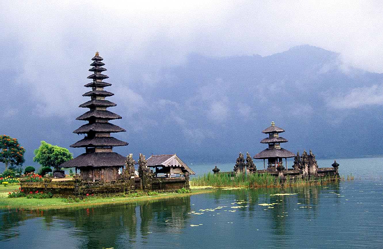 DPS%20Bali%20Lake%20Bratan%20Temple2_b.jpg