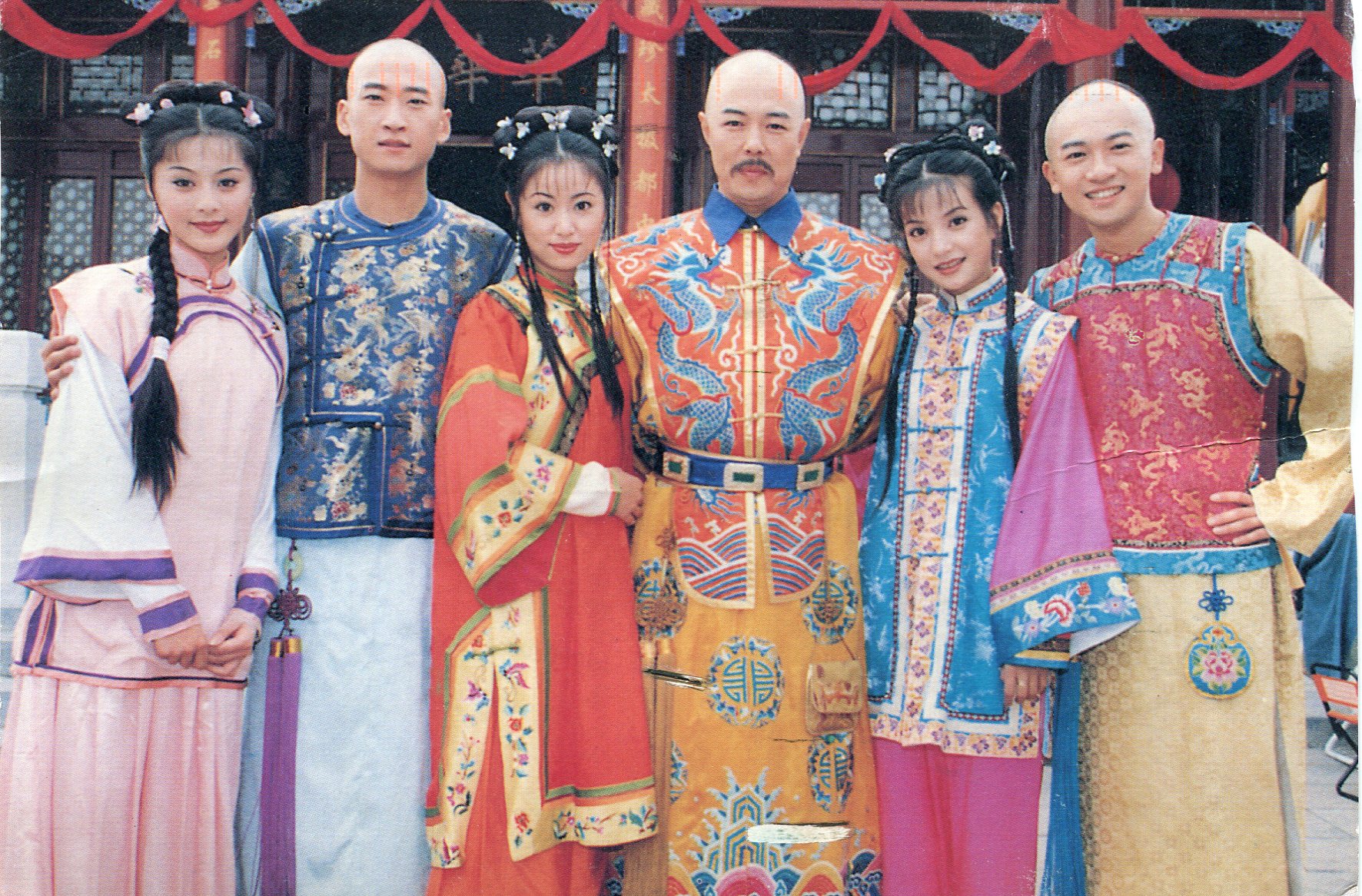 china-people-in-traditional-clothes.jpg