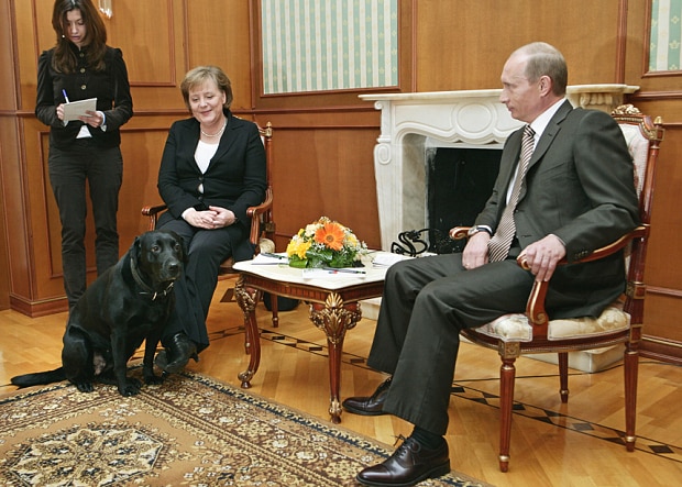 merkel-putin-dog-2_3546987b.jpg