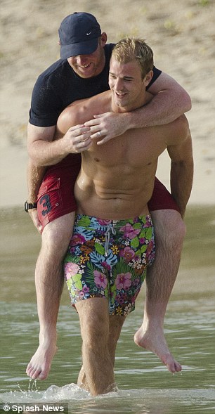 article-2005056-0C9C7E0600000578-107_306x589.jpg