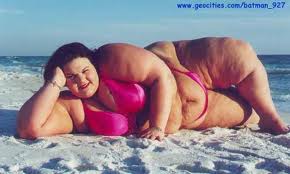 oude-vrouw-bikini.jpg