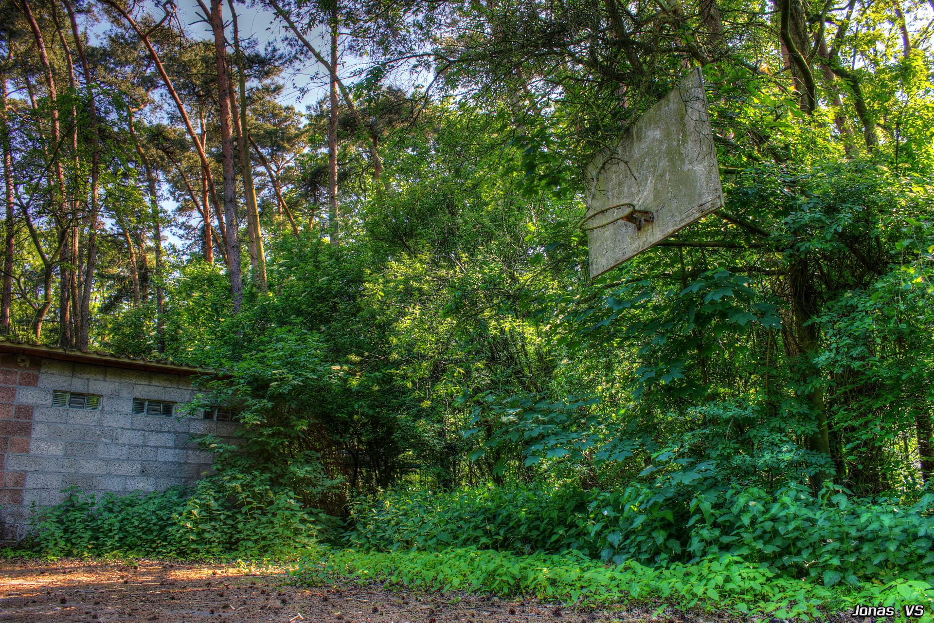 abandoned_basketball_court_by_flipsider-d7j65s5.jpg