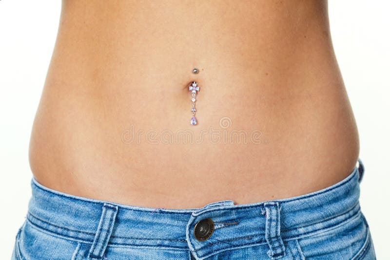 vrouw-met-navel-het-doordringen-47131460.jpg