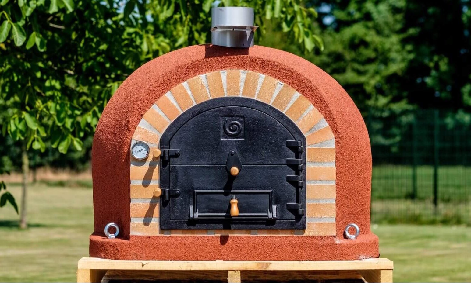 Forne-de-Luxe-pizzaoven-buiten-e1552050866802.jpg