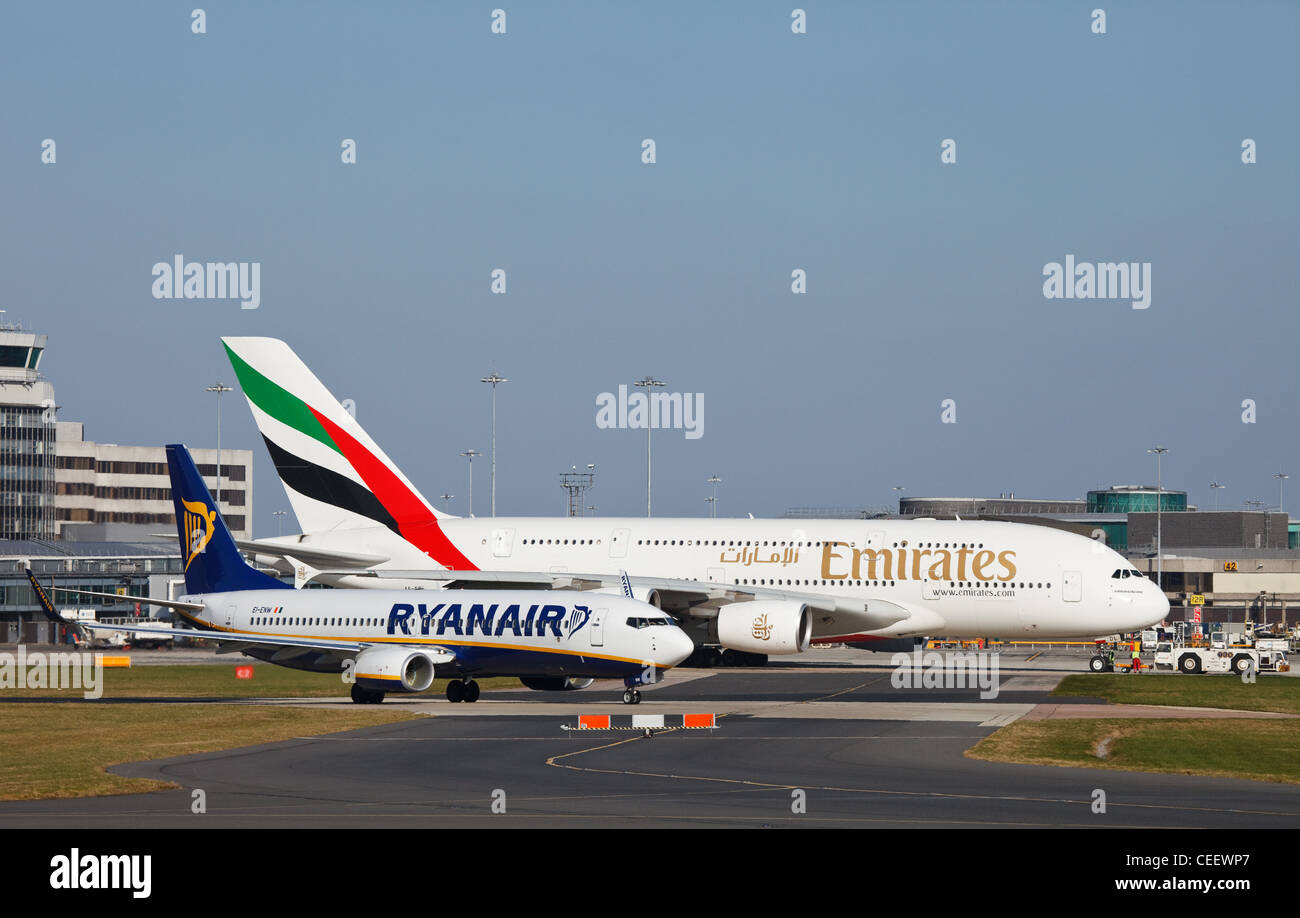 emirates-a380-alongside-a-ryanair-boing-737-CEEWP7.jpg