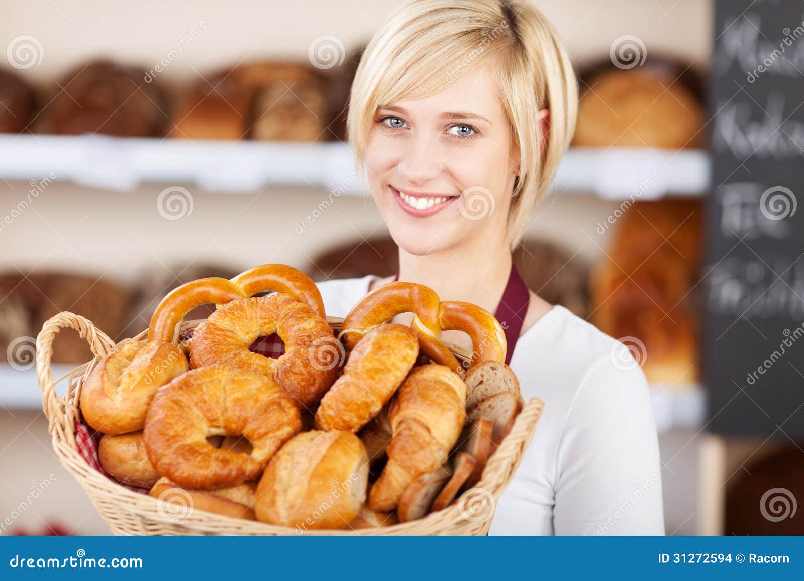 verkoopster-bakkerij-die-diverse-broodbroden-toont-31272594.jpg