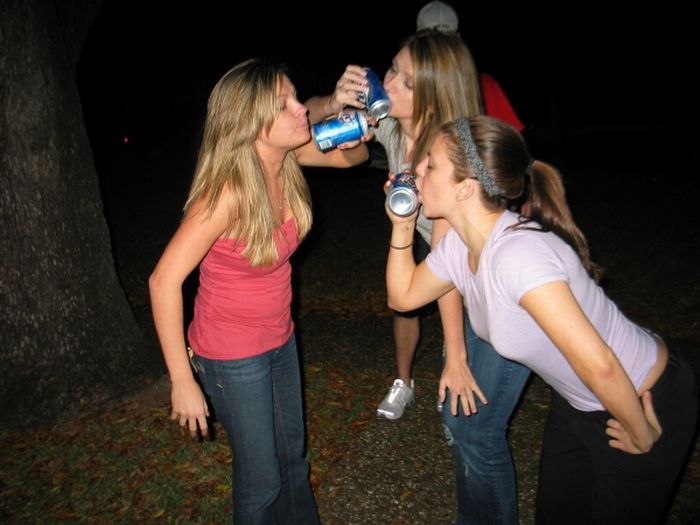 girls_shotgunning_beers_12.jpg