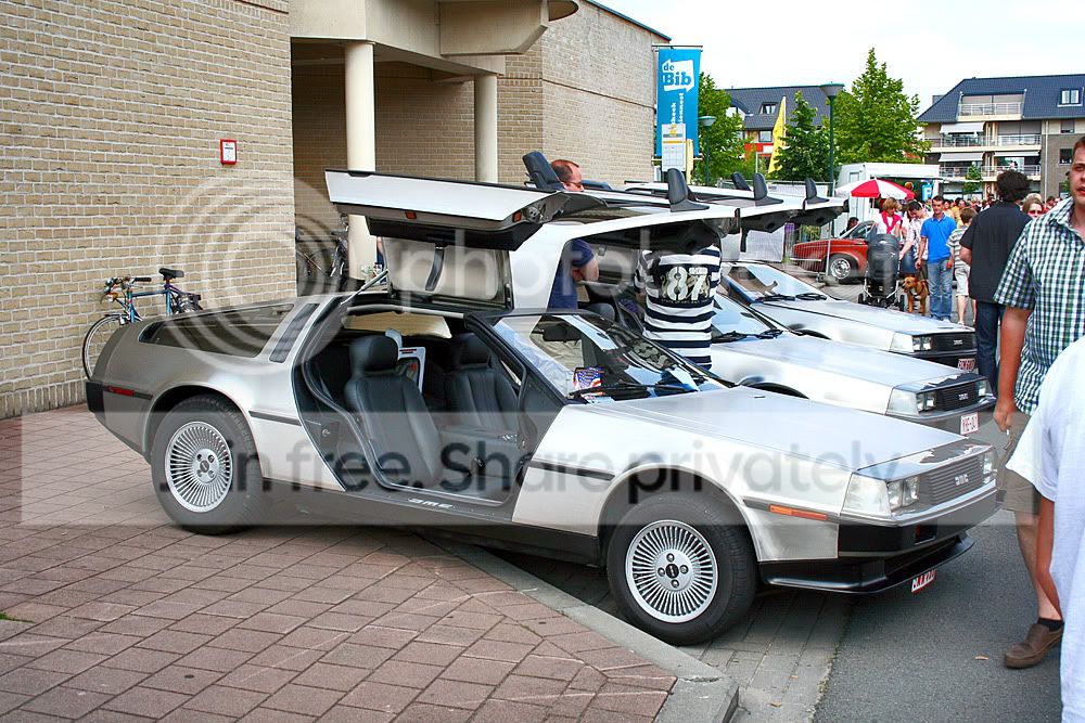 deloreans.jpg