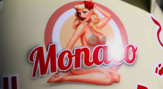 monaco-vettel-helm-pinup-naakt.jpg