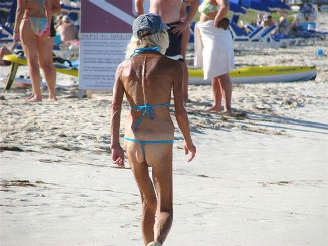 1676-granny-in-bikini.jpg