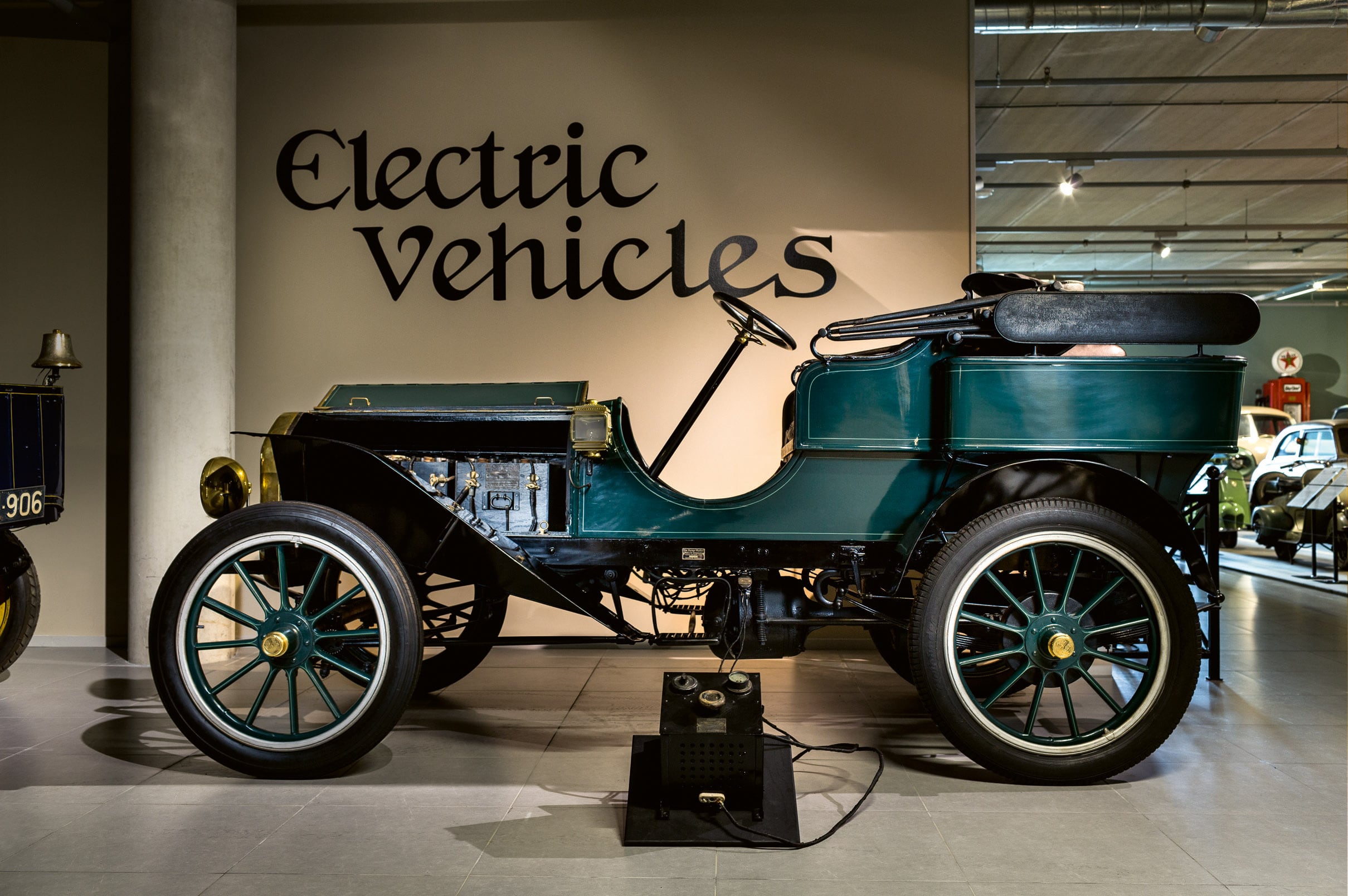 louwman-museum-elektrische-auto-vitrine.jpg