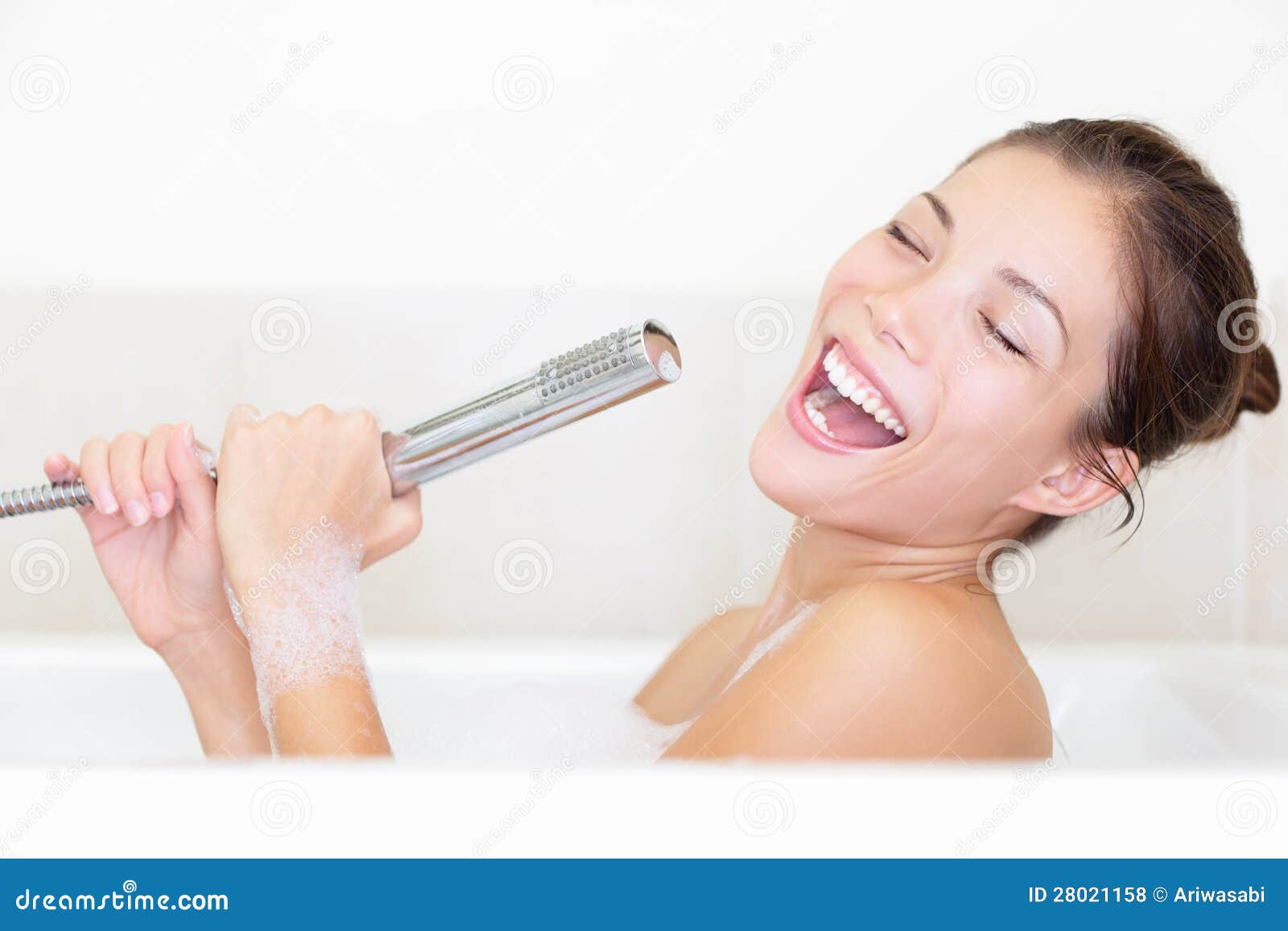 de-vrouw-van-het-bad-het-zingen-badkuip-28021158.jpg