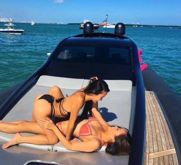 sexy-girls-on-boats-25.jpg