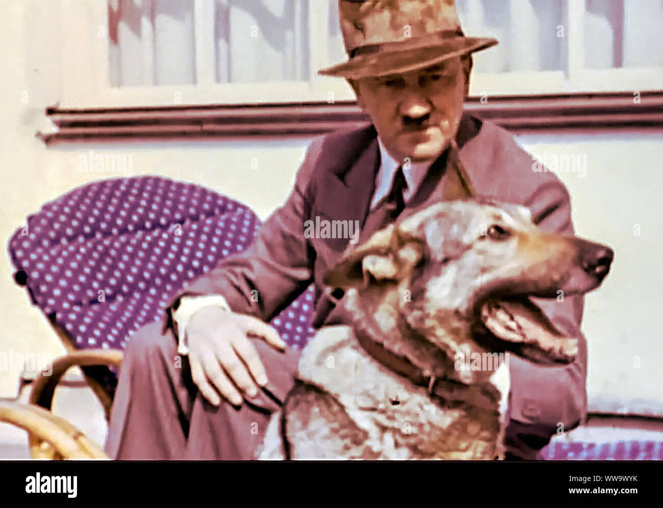 adolf-hitler-with-his-dog-blondi-WW9WYK.jpg