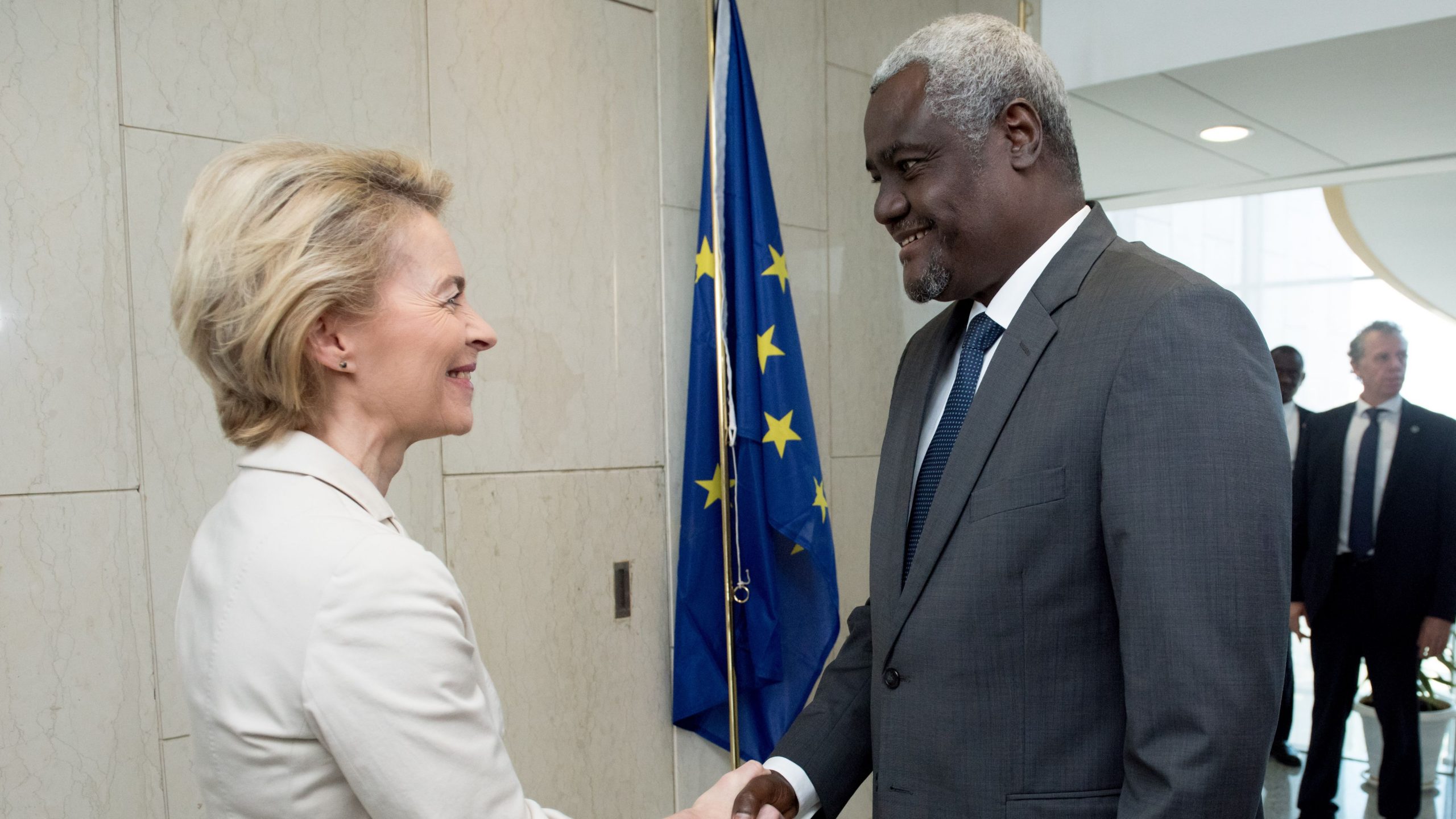 www.euractiv.com