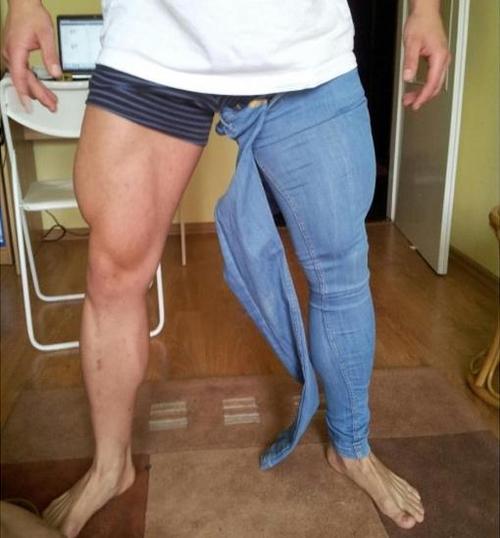 bodybuilders-trying-to-wear-skinny-jeans.jpg