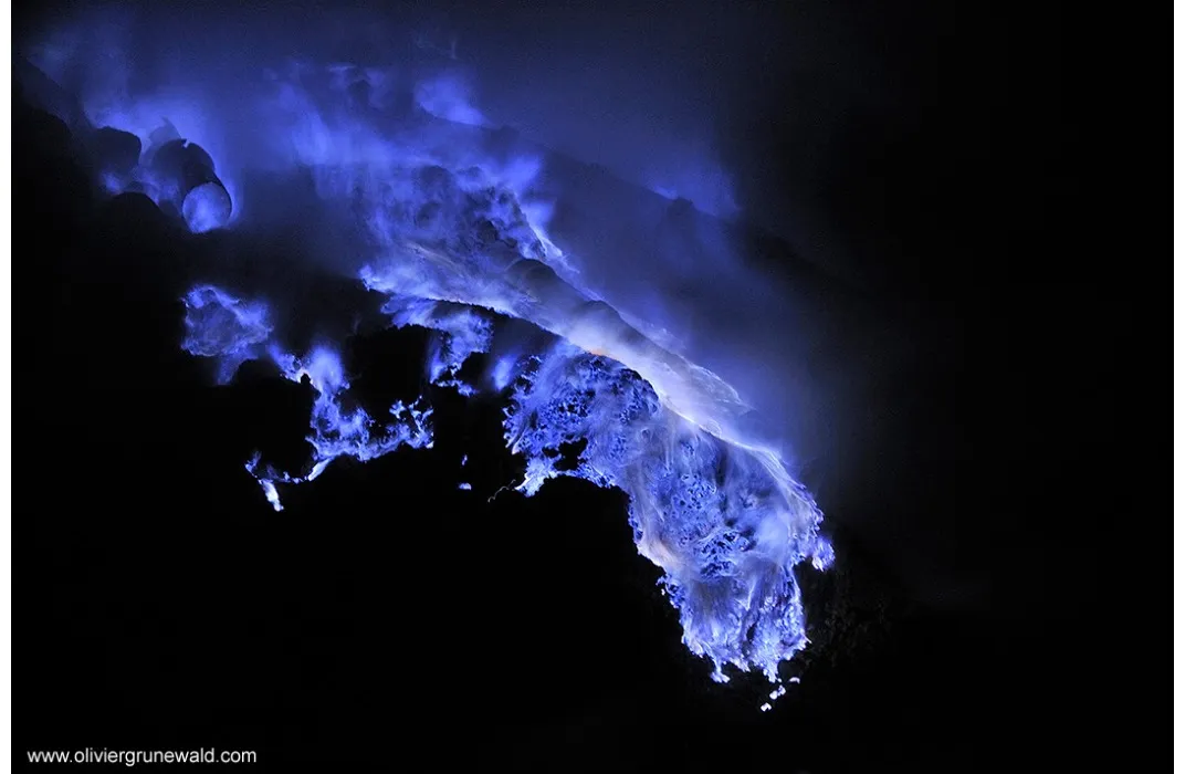 blue_flame_kawah_ijen_volcano_03.jpg