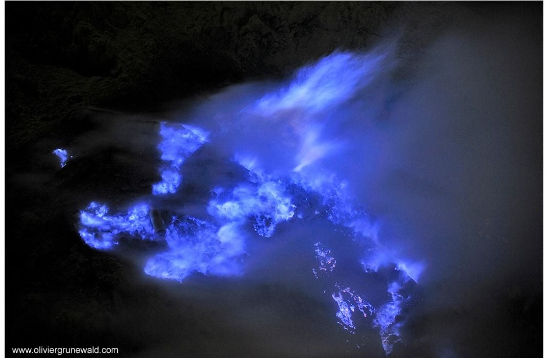 blue_flame_kawah_ijen_volcano_02.jpg
